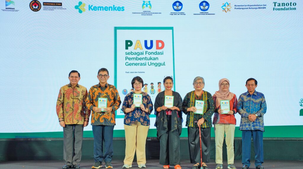 Buku “PAUD sebagai Fondasi Pembentukan Generasi Unggul” Diluncurkan pada 2025 Internasional Symposium on ECED