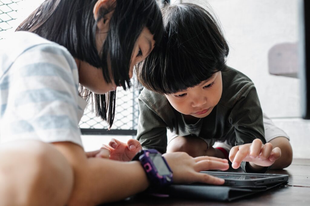 Menyiapkan Anak Menjadi Warga Digital: Agenda Mendesak Indonesia di Tengah Ledakan Teknologi